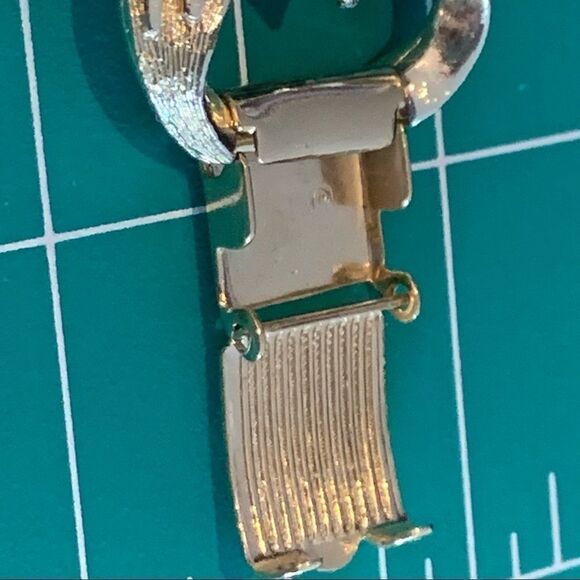 Coro Pegasus Goldtone leaf design bracelet mint - Picture 10 of 10